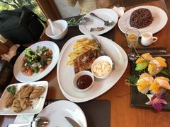 -Chom Cafe and Restaurant