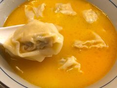 金汤黄鱼馄饨-蟹黄鱼·楼上面馆(外滩中央旗舰店)