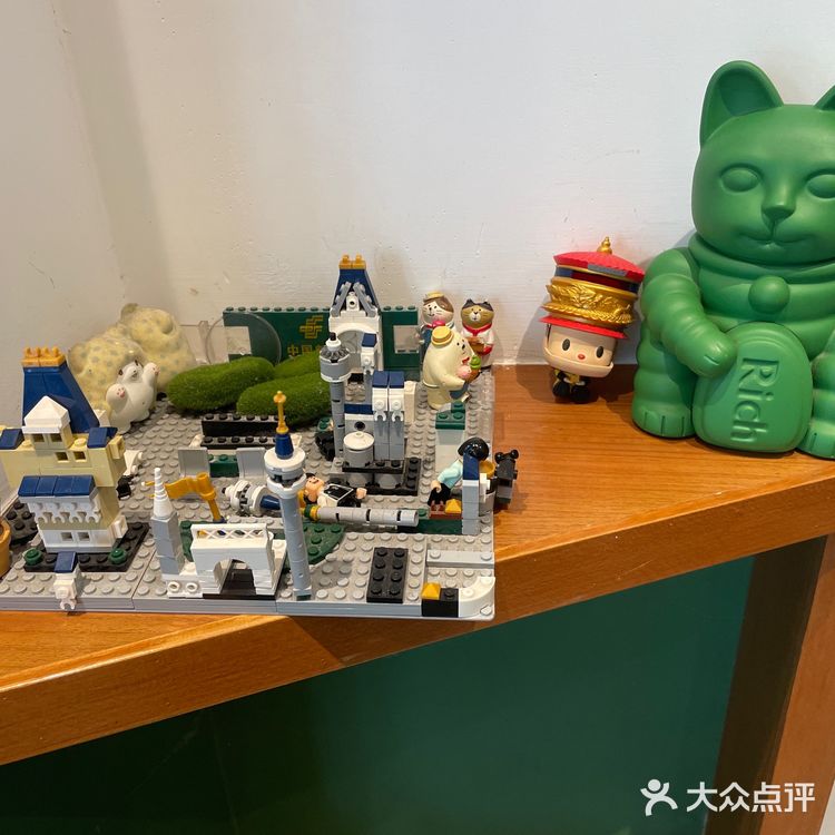 中国邮政开的咖啡店可盖各种纪念章甜点点了抹茶和北海道冰淇淋