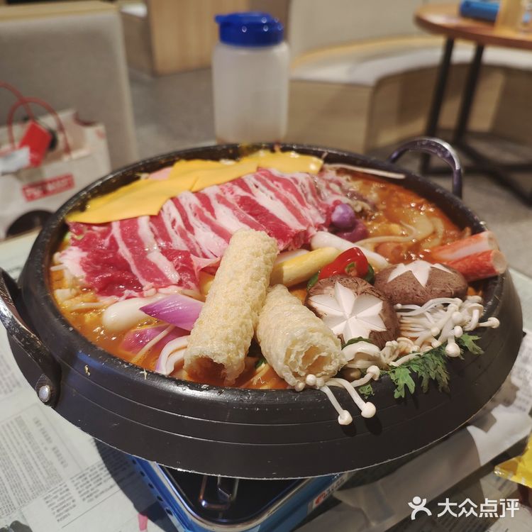 带上我的labubu去吃最爱的韩料店啦