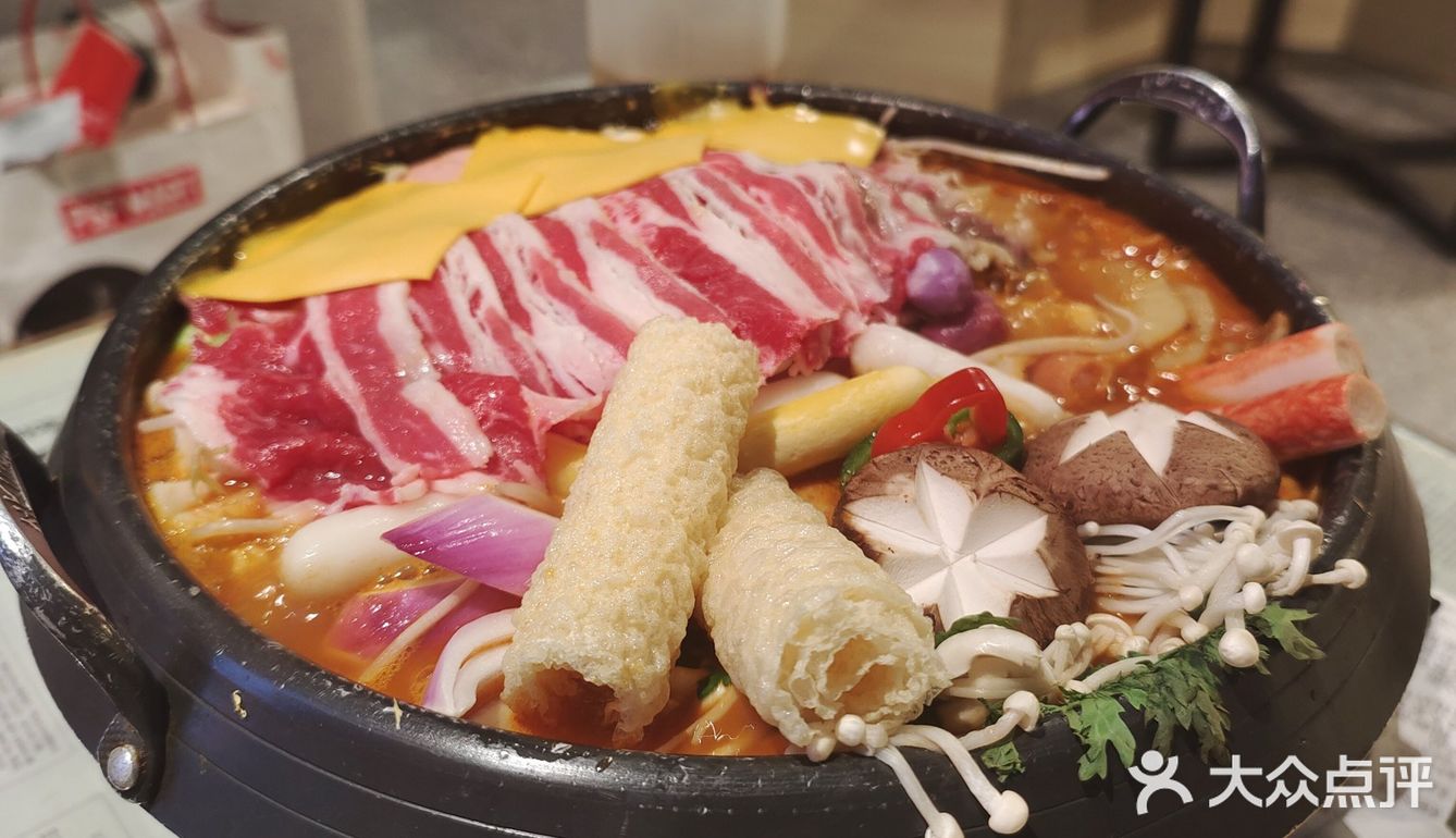 带上我的labubu去吃最爱的韩料店啦