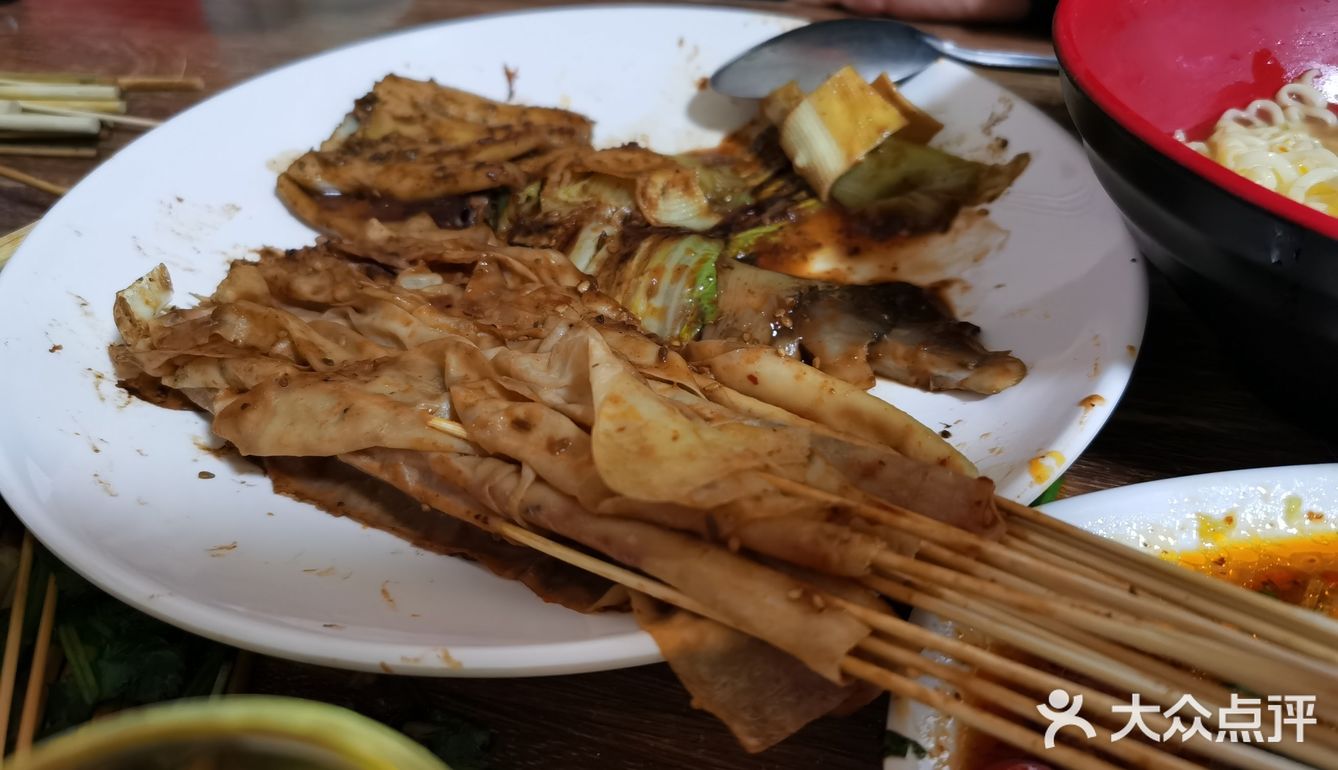 一个小店，有铁板和烤串，味道还行