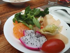 餐包和水果沙拉-食间牛排(湖西路店)
