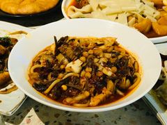 野蘑菇酸菜牛肉炒米粉-疆Jiang·新疆秘制料理