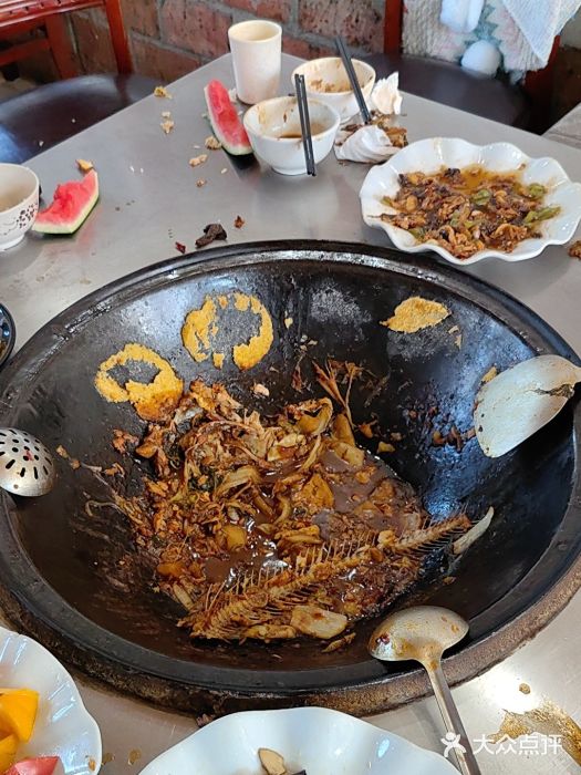粘豆包柴火铁锅炖图片
