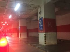 -爱琴海购物公园-地下停车场
