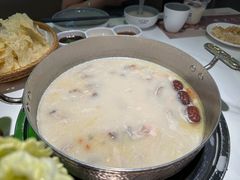 -洪氏嗨捞·广东猪肚鸡·椰子鸡火锅(西咸万象城店)