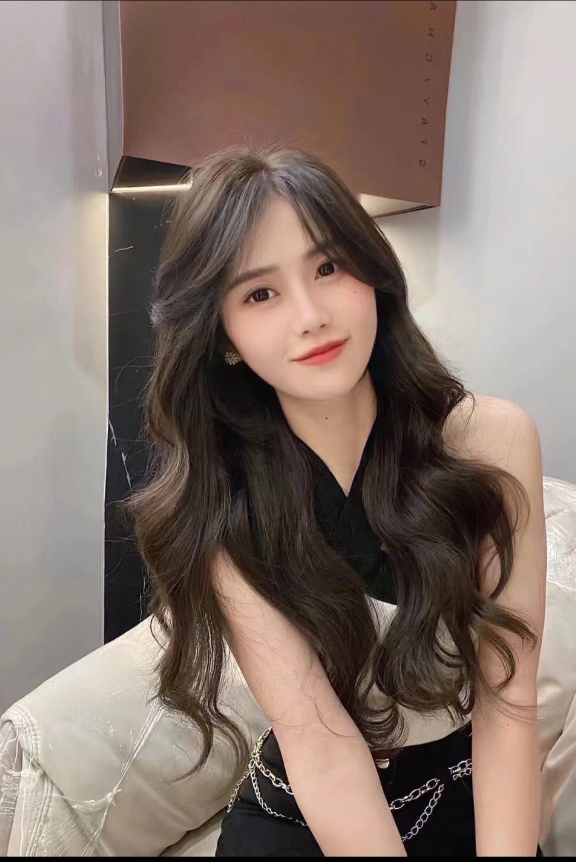 发型之一\\n适合一些头发细软服帖的女生因为这\\n款卷发真的特别显