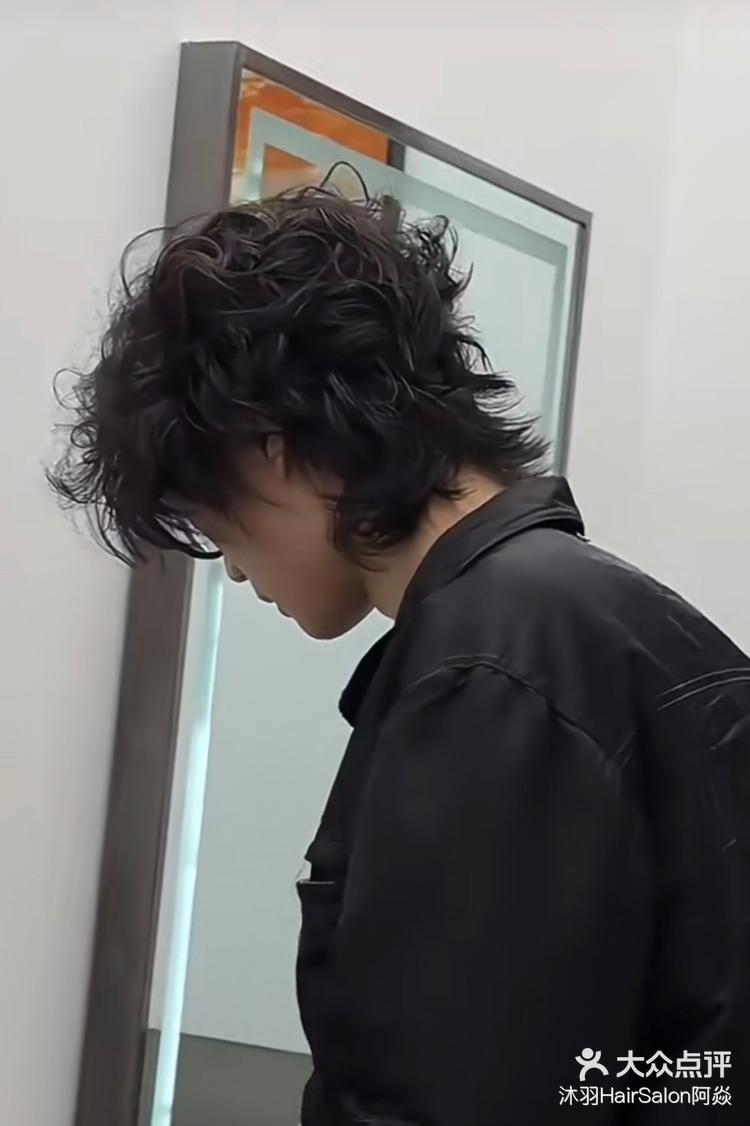 日系羊毛卷显发量男生羊毛卷发型