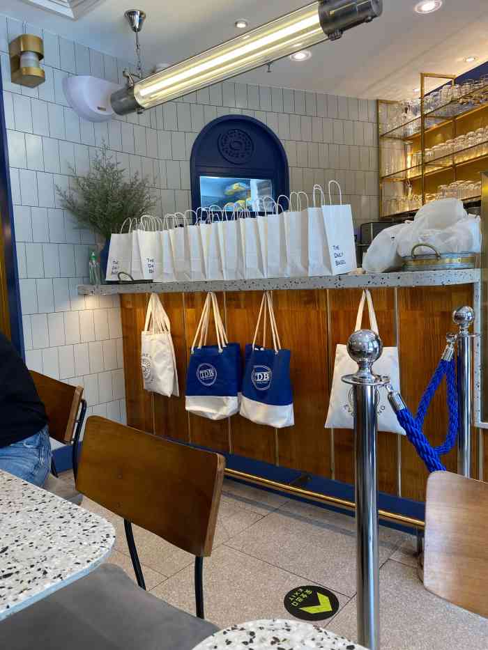 the daily bagel-"刚在这吃完,体验很好,服务员说话态度很好.