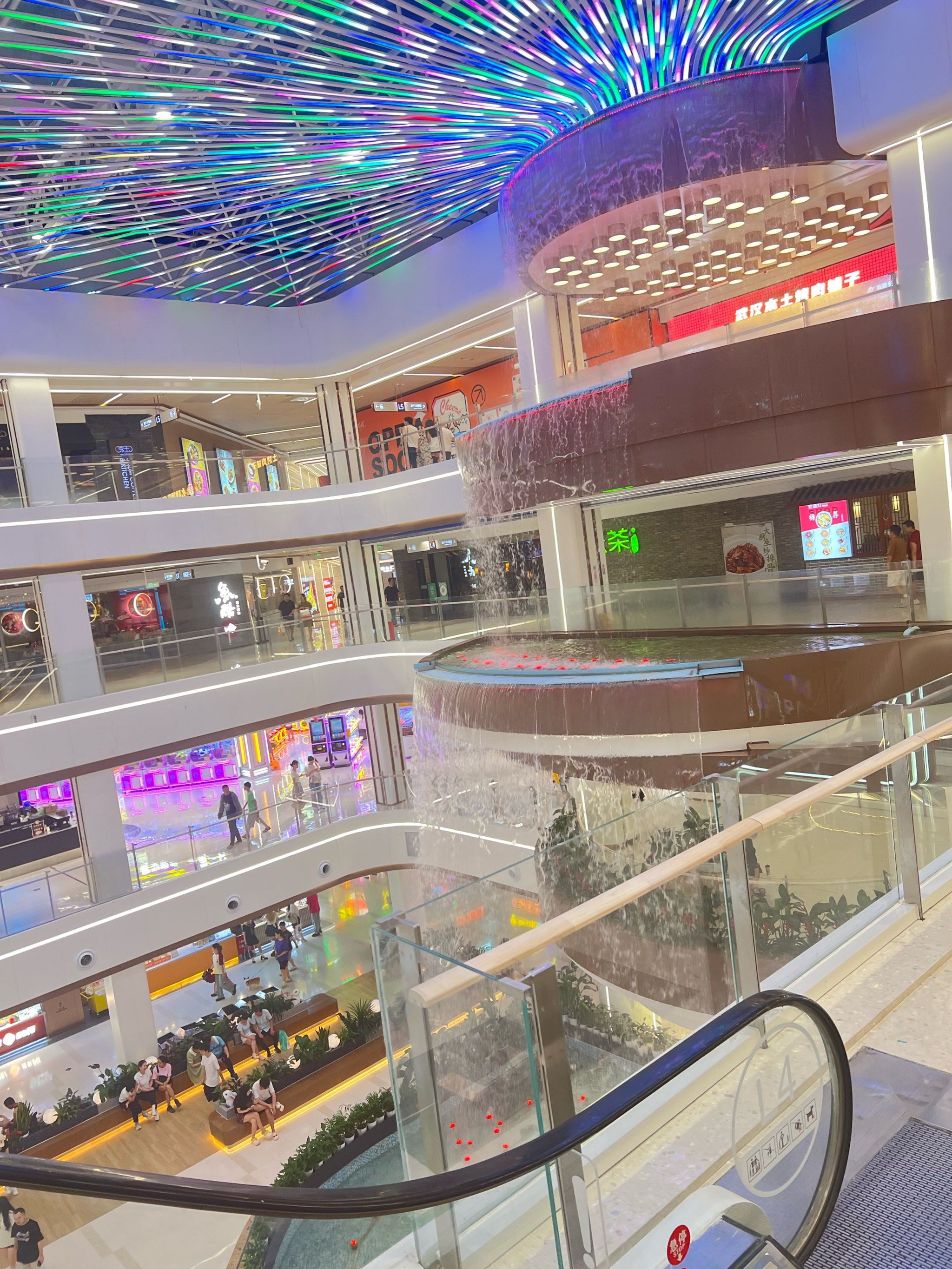 让我想起了西安赛格～室内瀑布