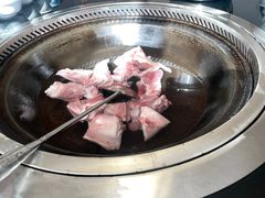 -牧民人家羊粪火自煮手把肉餐馆