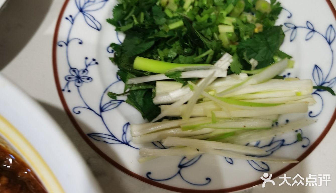 放洋葱，胡萝卜，香菇丁，再放入老抽放少许盐