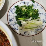 放洋葱，胡萝卜，香菇丁，再放入老抽放少许盐