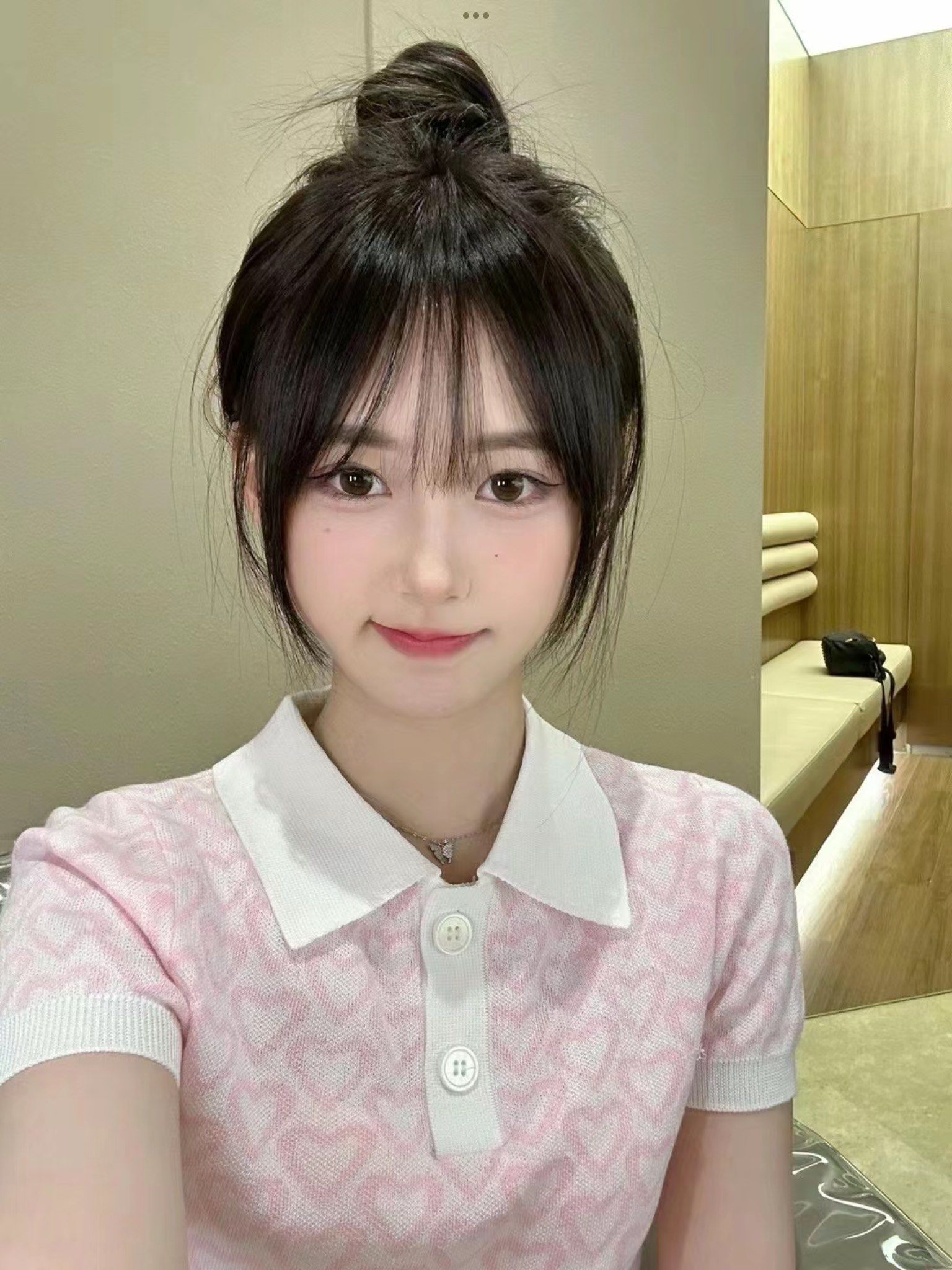 简单日常扎蓬松显脸小的法式氛围感刘海
#甜妹发型 可盐可甜#减龄