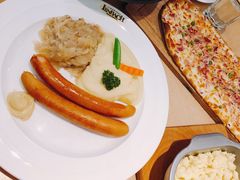 德国香肠拼盘配土豆泥和酸椰菜-LENBACH兰巴赫西餐啤酒坊(大连东港店)