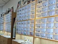 -天空之镜眼镜店蔡司依视路配镜授权零售店(望京颐堤港店)