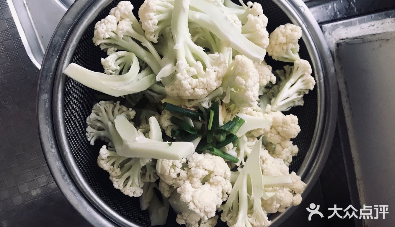 材料:铁锅一个，花菜一颗，葱姜蒜