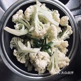 材料:铁锅一个，花菜一颗，葱姜蒜