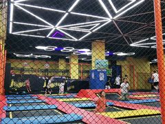 -爱蹦iBOON蹦床运动馆(江汉店)