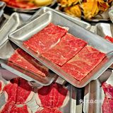 听朋友介绍五角场新开了一家铜炉火锅自助。羊肉串