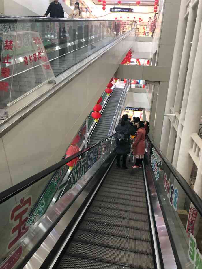 鹏泰百货(东风大道店"鹏泰超市相对县城来说,算是很大的一个购物.