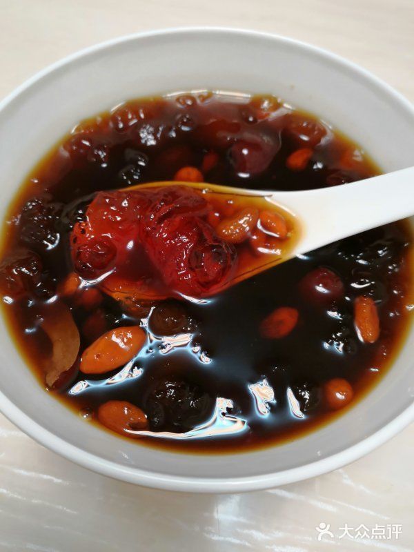 滋补又养颜的桃胶红枣枸杞糖水