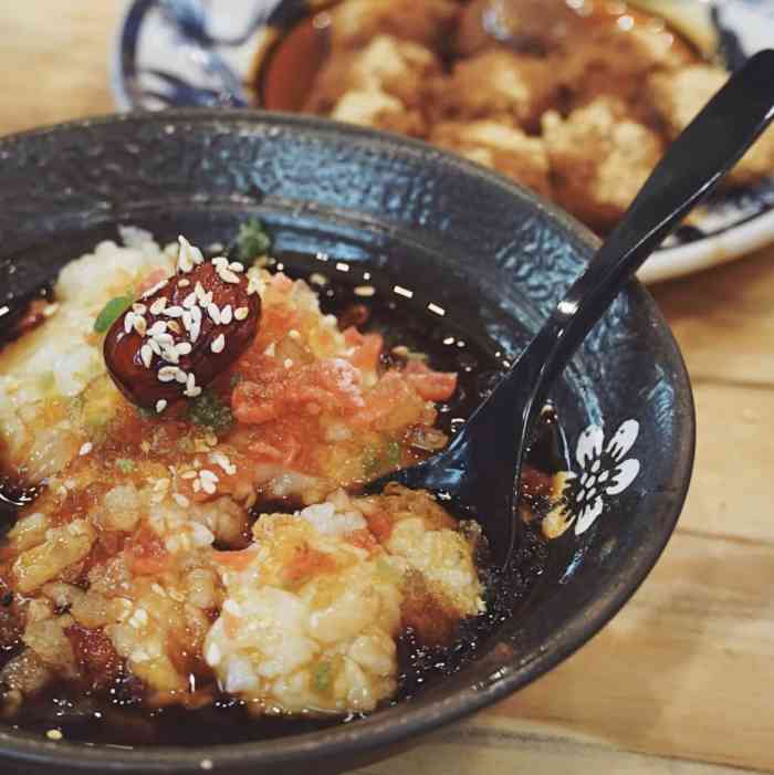 「童年醬油炒飯」他家炒飯巨好吃,就是有一點點油,配的辣醬用來拌飯特