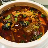 木桶豆花好好吃，嫩滑细腻，加上虾米紫菜酱油红油一拌