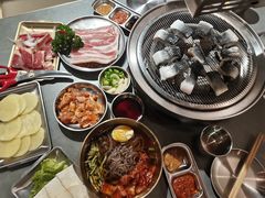 -围炉肉舍•炭烤活鳗•丹东海鲜烤肉(步行街店)