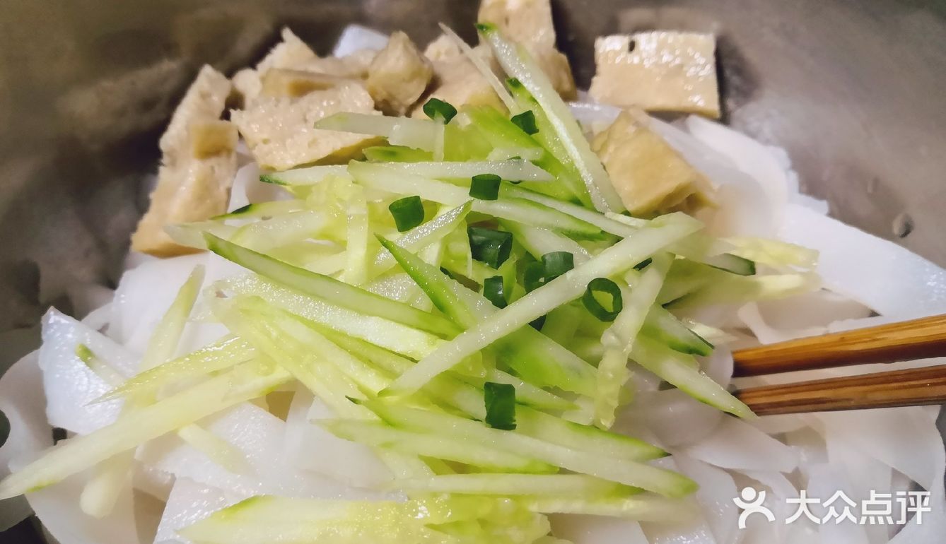 准备食材：面粉，青瓜，油辣子辣椒…