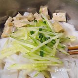 准备食材：面粉，青瓜，油辣子辣椒…