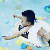 带宝宝体验游泳的乐趣