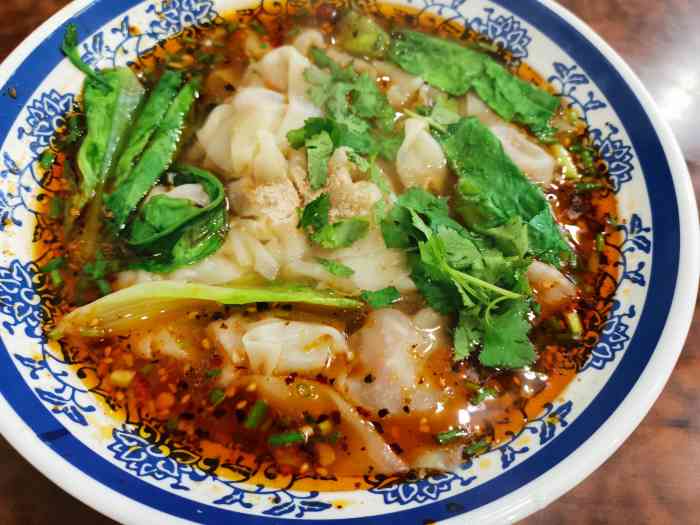 打分 快2年没回万州了,回来第一餐就来了万县面馆,吃了包面.