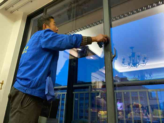 打分 第一次在网上找家政擦玻璃,付师傅擦的真干净,专业人做专业事