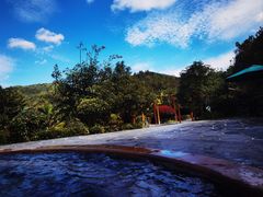 -腾冲洞山温泉村