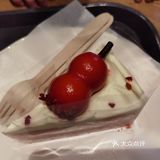 来星巴克点了一个蛋糕，店员送了四杯水[抠鼻][抠鼻]