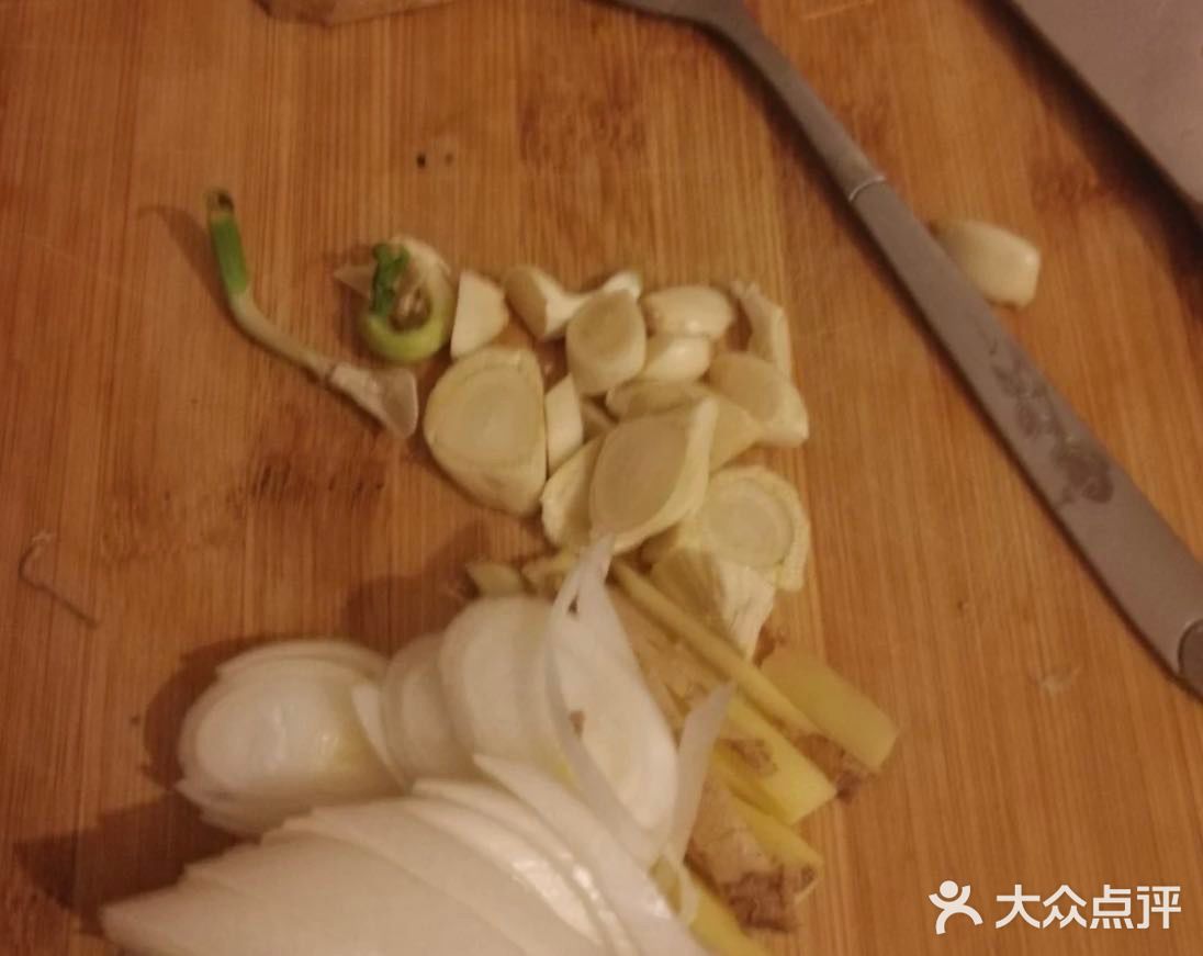 蒜苔炒肉是我的最喜欢的，简单快手而且好吃，懒人必备的菜品，