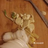 蒜苔炒肉是我的最喜欢的，简单快手而且好吃，懒人必备的菜品，