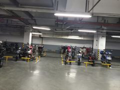 -卜蜂莲花-超市地下停车场