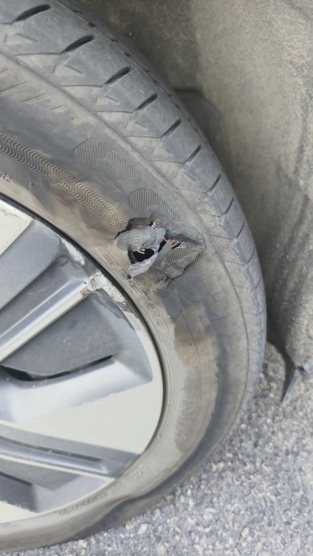 办事途中,车子爆胎