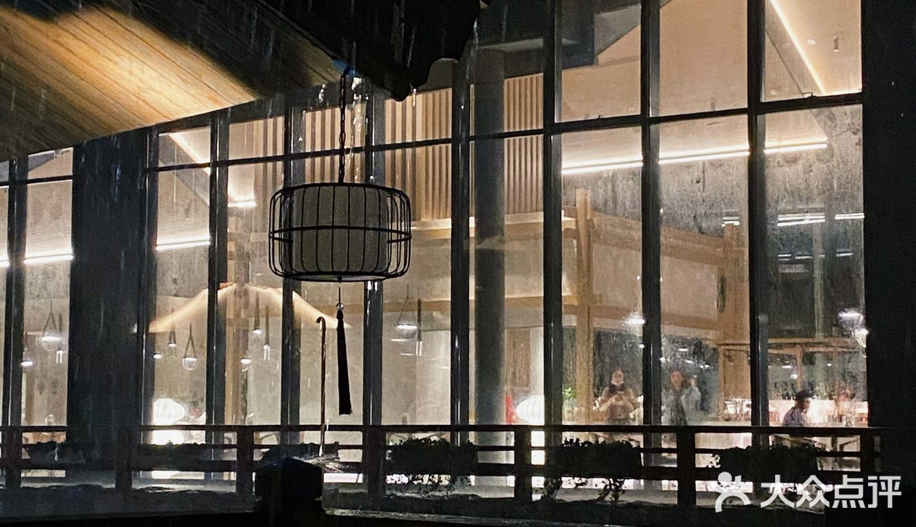 这里是青岛｜初秋夜晚的古唐小镇如同仙境🏯