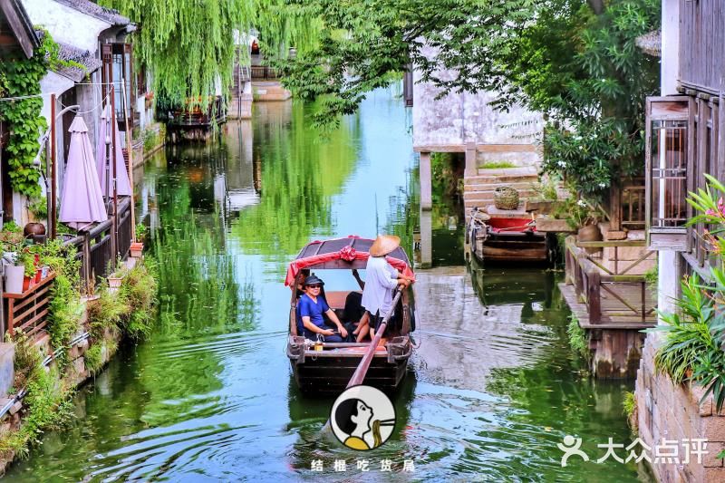 在荡口古镇景区内，都有民谣歌手随机地点驻唱