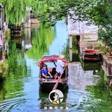 在荡口古镇景区内，都有民谣歌手随机地点驻唱