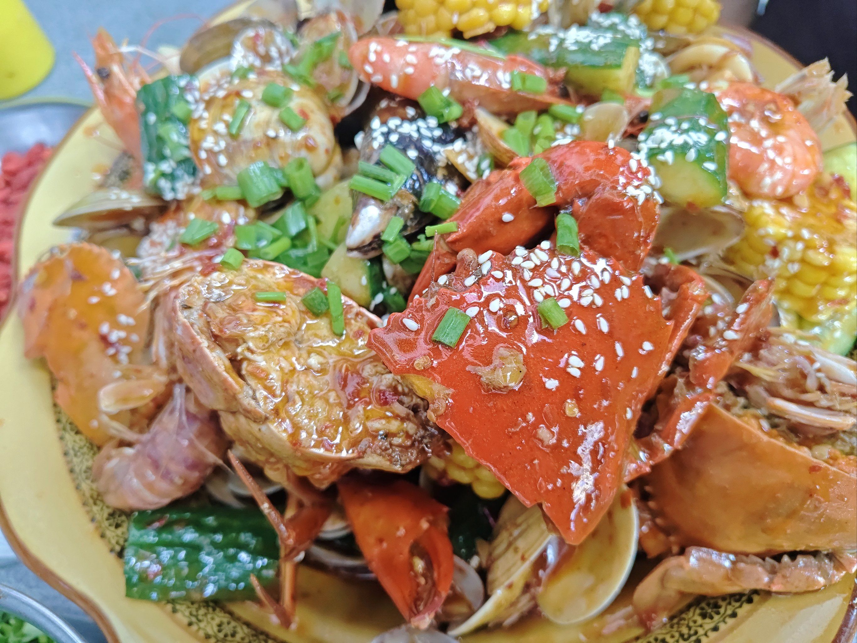 走进小白楼,当你犹豫吃什么海鲜时,可以点一个海鲜香锅,海鲜大杂烩