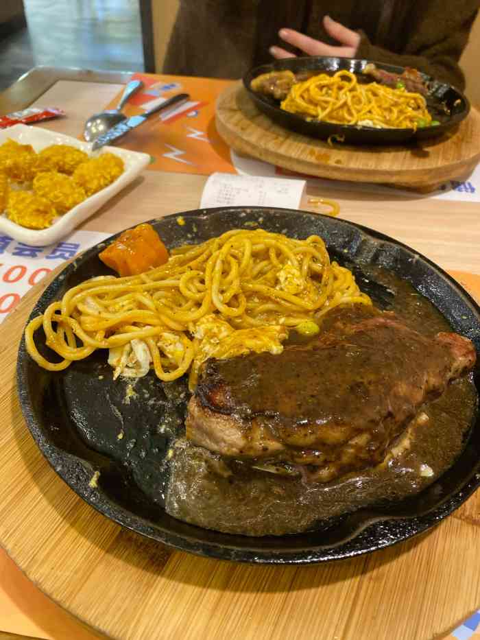 犇腾牛排(盛泽欧尚店)-"这家位于欧尚一楼的奔腾牛排就在入口附近,.