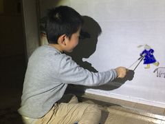 绘本教学，让孩子用皮影的形式表演绘本内容。-饭米多蔻中英文绘本馆(苏州美罗店)