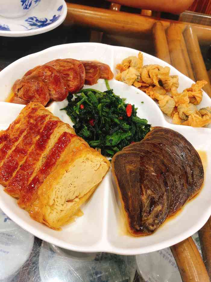 宝通寺素菜馆-"口味真是很赞的素菜馆,环境很古老,桌子多.