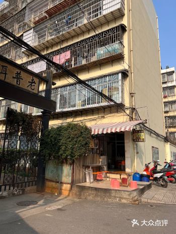 位置在金色俊园2号门对面，小蓬蓬这家，搜了一下点评上