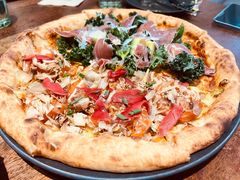 帕尔玛火腿牛油果披萨拼三文鱼-O'mills Sourdough Bakery&Bistro(永嘉路店)